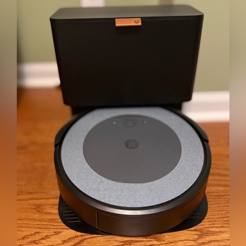 iRobot Roomba Vacuum in Black and Gray
